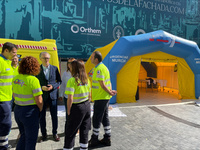 El consejero de Salud, Juan José Pedreño, durante su visita al hospital de campaña instalado por el Servicio de Urgencias y Emergencias 061 para ...
