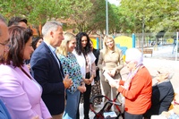 La consejera de Política Social, Familias e Igualdad, Conchita Ruiz, junto con el alcalde de Lorca, Fulgencio Gil, durante la inauguración del nuevo jardín biosaludable de la Residencia Domingo Sastre del municipio (1)