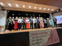 El presidente de la Comunidad, Fernando López Miras, recibe el 'Lazo Rosa Amiga' que otorga la Asociación Murciana para la Ayuda a Mujeres con Cáncer de Mama (Amiga).
