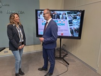 El consejero de Educación, Formación Profesional y Empleo, Víctor Marín, y la directora general de Recursos Humanos, Planificación Educativa e Innovación,...
