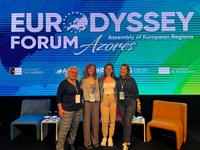 La directora general de Juventud, Carmen María Muñoz (d), en el Foro Eurodisea.