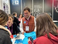 Imagen del director general del Instituto de las Industrias Culturales y las Artes, Manuel Cebrián, en el espacio de la Región de Murcia en Merca...