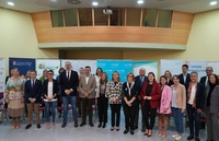 La consejera de Política Social, Familias e Igualdad, Conchita Ruiz, junto con los alcaldes y representantes de las Ciudades Amigas de la Infancia de la Región de Murcia