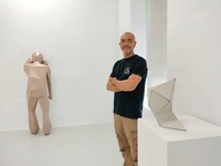 Imagen del creador Juan Belando en su exposición en el Centro Párraga