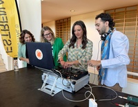 La consejera Carmen Conesa, con la presidenta de AJE, Almudena Abellán y la directora general de Juventud, Carmen Muñoz, pincha música en el fest...