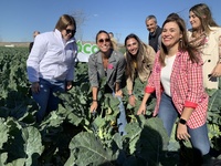 La consejera Sara Rubira junto a Gemma Mengual en el inicio de la campaña de +Brócoli