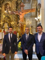 El director general, José Francisco Lajara, el presidente de la Cofradía del Cristo del Perdón y el alcalde de Cieza, ante la imagen restaurada.