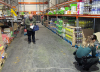Responsables del operativo de inspección y vigilancia revisan parte de la mercancía inmovilizada