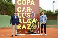 El presidente de la Comunidad, Fernando López Miras, y el tenista Carlos Alcaraz, junto al cartel de la competición.