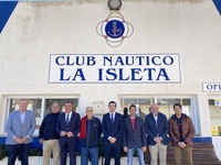 El consejero de Fomento e Infraestructuras, José Manuel Pancorbo, visitó el Club Náutico La Isleta, donde se reunió con representantes de este puerto...