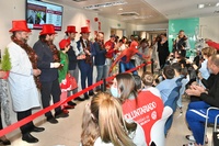 López Miras, durante la fiesta navideña para niños hospitalizados en el Hospital de la Arrixaca