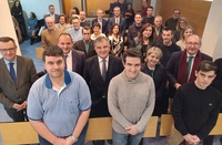 El consejero de Medio Ambiente, Universidades, Investigación y Mar Menor, Juan María Vázquez, con los ganadores de las Olimpiadas Científicas de ediciones anteriores, organizadores y profesores de las mismas