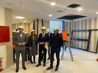 El consejero de Salud, Juan José Pedreño, acompañado del alcalde de la localidad, José Francisco García, comprueba el avance de las obras del centro...