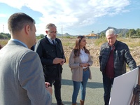 La consejera de Agua, Agricultura, Ganadería y Pesca, Sara Rubira, junto al alcalde de Santomera, Víctor Martínez, en la visita al Camino rural de La Mina.