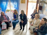 La consejera de Política Social, Familias e Igualdad, Conchita Ruiz, junto con la alcaldesa de Cartagena, Noelia Arroyo, durante la visita a una usuaria perceptora del servicio de Ayuda a Domicilio (2)