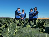 La consejera Sara Rubira durante la visita a la empresa Agromark.