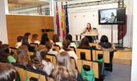La investigadora Alicia Cartagena ofrece una conferencia a más de medio centenar de alumnos del IES El Carmen de Murcia.