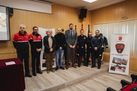 El vicepresidente preside el acto de juramento de tres  bomberos conductores especialistas.