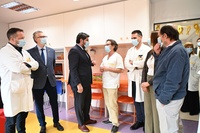 López Miras visita el servicio de Oncohematología Pediátrica del hospital Virgen de la Arrixaca.