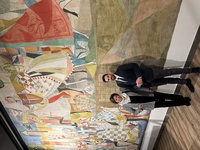 El director general de Patrimonio Cultural y la presidenta de la Fundación Hernández Carpe, ante uno de los murales del Museo Arqueológico.