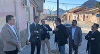 El alcalde de Cieza, Tomás Rubio (1i), el consejero de Presidencia, Portavocía y Acción Exterior, Marcos Ortuño (2i), junto con el director general...