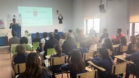 El consejero de Presidencia, Portavocía y Acción Exterior, Marcos Ortuño, se dirige a los alumnos del colegio Santa Joaquina de Vedruna de Murcia.