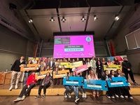 Los grupos ganadores y los organizadores del concurso 'Imagina una empresa diferente'