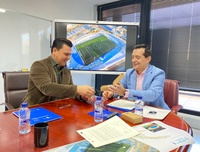 El consejero de Fomento e Infraestructuras, José Manuel Pancorbo, hace entrega de las llaves del Parque del Deporte al alcalde de San Javier, José...