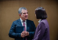 El consejero de Medio Ambiente, Universidades, Investigación y Mar Menor, Juan María Vázquez, en una de las reuniones mantenida con la ministra de...