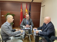 El consejero Víctor Marín se reunió con el presidente de la Asociación Nacional de Editores de Libros y Material de Enseñanza (Anele), José Moyan...