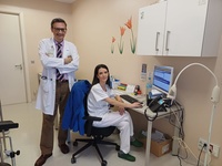 El equipo integrado por la enfermera Cristina Conesa y el hematólogo Teodoro Iturbe selecciona a los pacientes con criterio clínico.