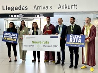 La consejera de Turismo, Cultura, Juventud y Deportes; Carmen Conesa, recibió hoy en la terminal regional a los pasajeros del primer vuelo de la ...