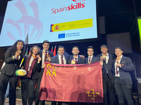 El director general de Formación Profesional, Luis Quiñonero, con los ganadores de la Región en la competición SpainSkills (1)