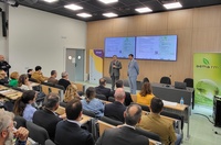 El consejero de Medio Ambiente, Universidades, Investigación y Mar Menor, Juan María Vázquez, junto al presidente de AEMA-rm, Daniel Robles, durante la inauguración del acto.