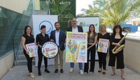 El director del Instituto de Turismo y el alcalde de Santomera, junto con representantes de los Parrandos, en la presentación del evento.