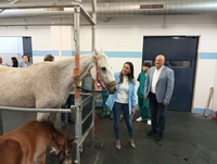 Imagen de la visita de la consejera Sara Rubira al Hospital Veterinario de la UMU