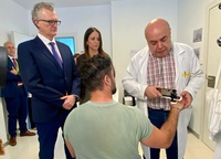 El consejero de Salud, Juan José Pedreño, visitó el centro de salud Murcia Sur, donde hizo balance de la actividad realizada con dermatoscopios