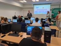 El consejero de Educación, Formación Profesional y Empleo, Víctor Marín, visita a los alumnos del curso gratuito del SEF para obtener el permiso de camión, en la autoescuela San Nicolás de Murcia.