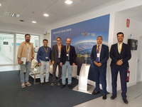 El director del Info, Joaquín Gómez, en la visita al Centro de Servicios GNSS Europeo (GSC).