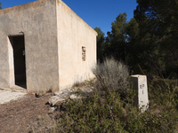 Mojón de las cuatro caras ubicado en la Sierra de la Pila y el refugio colindante.