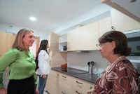 La consejera de Política Social, Familias e Igualdad, Conchita Ruiz, durante su visita a la nueva vivienda tutelada de la Asociación de Salud Mental, Afes
