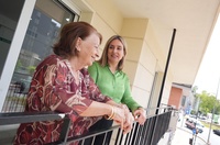 La consejera de Política Social, Familias e Igualdad, Conchita Ruiz, durante su visita a la nueva vivienda tutelada de la Asociación de Salud Mental, Afes (1)