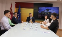 El consejero de Medio Ambiente, Universidades, Investigación y Mar Menor, Juan María Vázquez, mantiene un encuentro con tres de los cuatro seleccionados que iniciarán después del verano su estancia investigadora, y a los que acompañaron dos de los adjudicatarios de la pasada edición.