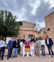 La consejera Carmen Conesa y el alcalde de Caravaca, con los participantes en el acto de presentación y los peregrinos creados por Puebla.