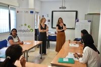 La consejera de Política Social, Familias e Igualdad, Conchita Ruiz, durante su visita al taller de competencias digitales dentro del programa 'Labor...