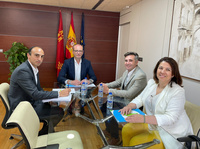 El consejero de Educación, Formación Profesional y Empleo, Víctor Marín, y el alcalde de San Pedro del Pinatar, Pedro Javier Sánchez, durante la ...