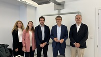 El consejero de Economía, Hacienda y Empresa, Luis Alberto Marín, con los miembros de la delegación internacional de la OCDE