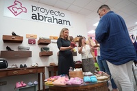 La consejera de Política Social, Familias e Igualdad, Conchita Ruiz, durante su visita a la tienda de segunda mano 'La Recuperadora' de Proyecto ...