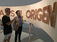 Imagen del director general del Instituto de las Industrias Culturales y las Artes, Manuel Cebrián, con el artista Juan Antonio Cerezuela en el Centro...