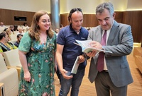 El consejero de Medio Ambiente, universidades, Investigación y Mar Menor, Juan María Vázquez, anoche, comenta la obra 'Arenales submarinos: un desierto...